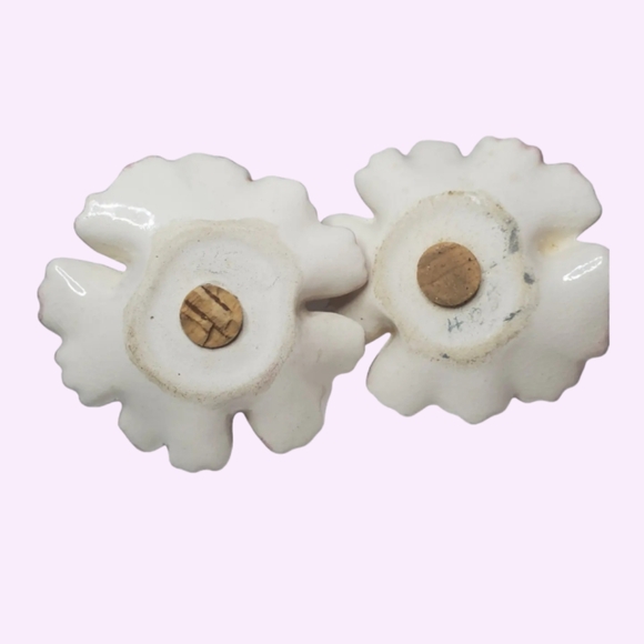 Pink and white vintage flower salt and pepper shakers - Picture 2 of 2